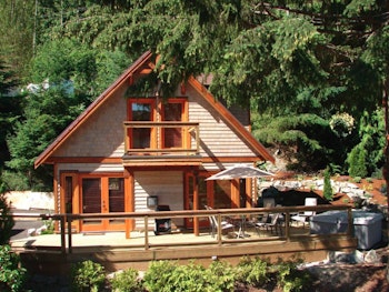 Holzhütte mit Terrasse in Kanada
